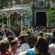 Carreta Vieja pasando por la Iglesia