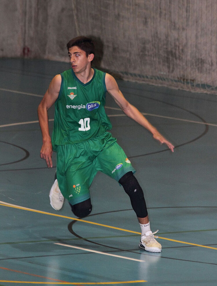Los jugadores pileños de baloncesto Raúl Postigo García (3)